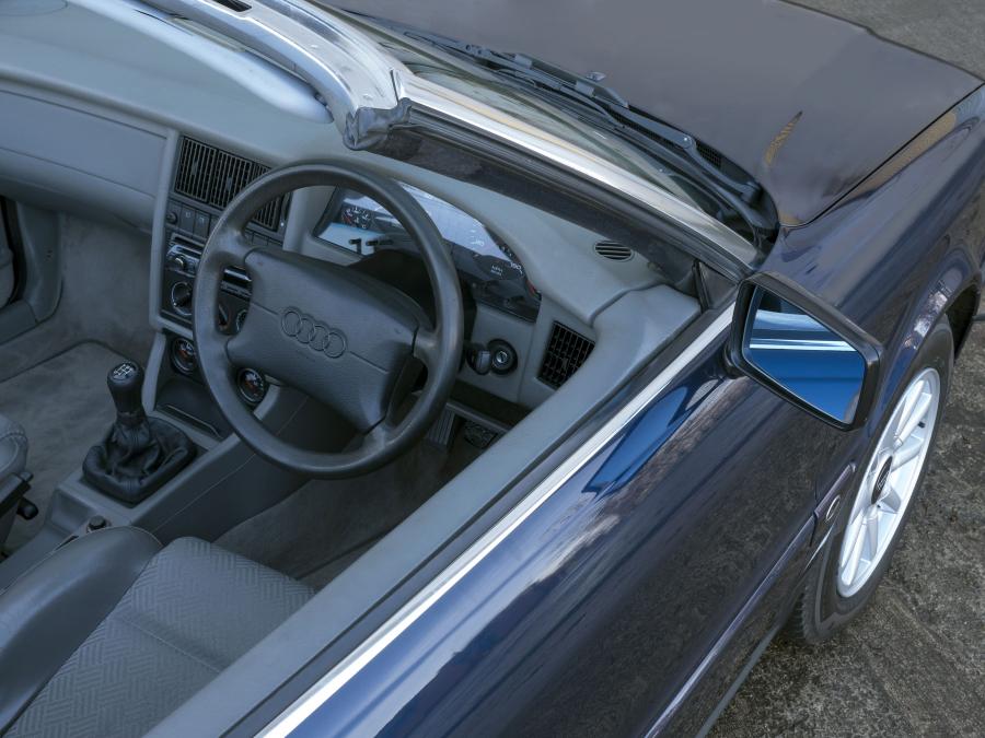Интерьер Audi Cabriolet 2.3E / 2.6E / 2.8 (8G7, B4) 1991 года  (UK) (фото 16 из 28)